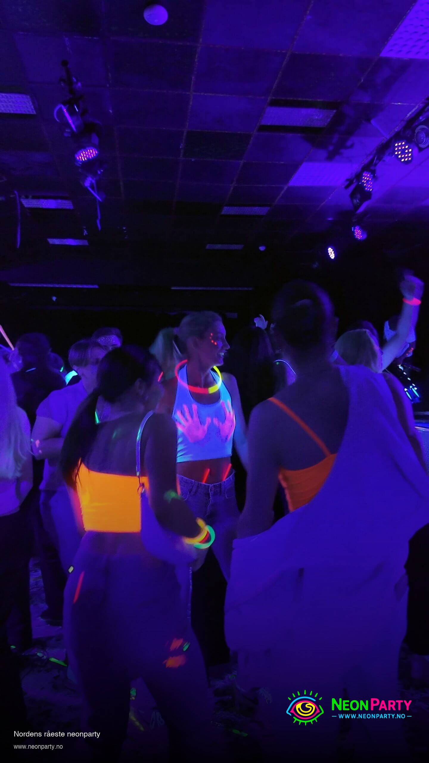 Ungdom danser på neonparty