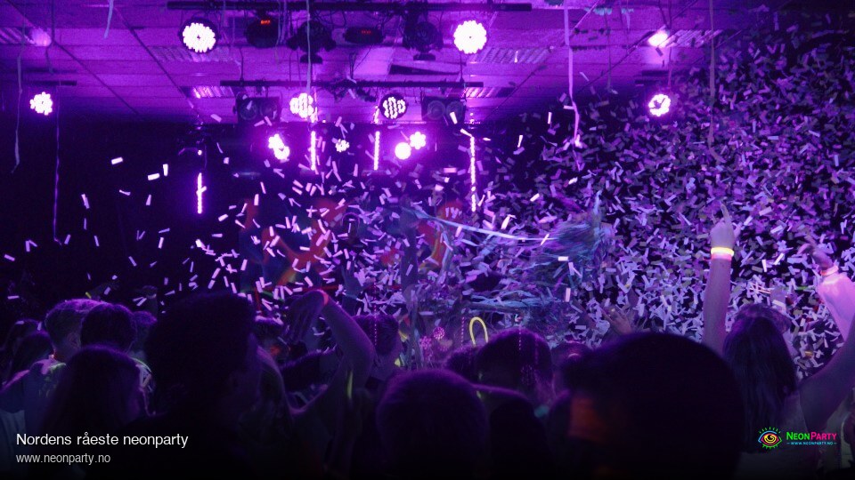 Ansiktsmaling med UV-maling på neonparty