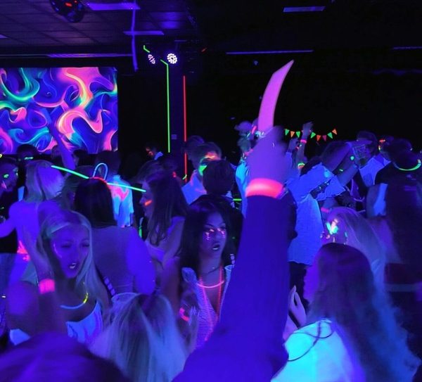 Ungdom på neonparty i Søndeled, Aust-Agder